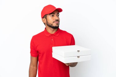 Pizza teslimatçısı beyaz arka planda izole edilmiş pizza kutularını alıyor.