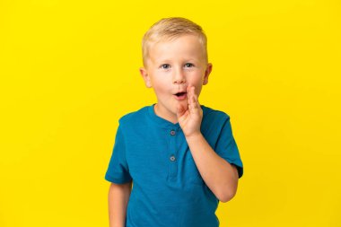 Sarı arka planda izole edilmiş küçük Rus çocuk ağzı açık bağırıyordu.