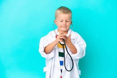 Tecrit edilmiş küçük Rus doktor çocuk.