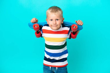 Küçük patenci Rus çocuk soyutlanmış arka planda