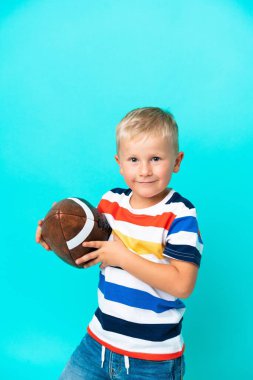 Küçük Rus çocuk soyutlanmış arka planda rugby oynuyor.