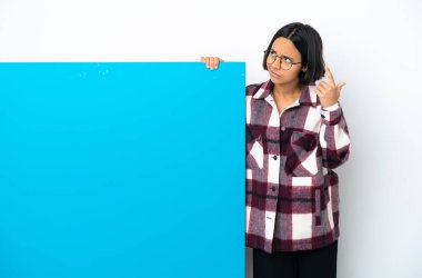 Beyaz arka planda izole edilmiş büyük mavi pankartlı melez bir kadın deliliğin hareketini yapıyor. Parmağını kafaya koyuyor.