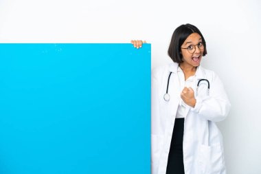 Beyaz arka planda izole edilmiş büyük bir pankartla genç ırk doktoru kadın zaferi kutluyor.