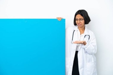 Beyaz arka planda izole edilmiş büyük bir afişi olan genç, melez bir ırk doktoru kadın.