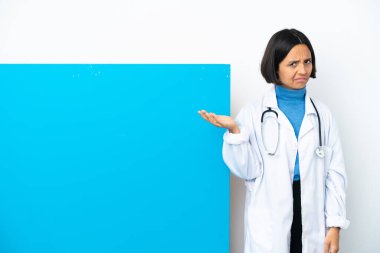 Beyaz arka planda izole edilmiş büyük bir afişi olan genç ırk doktoru kadın şüpheleri var.