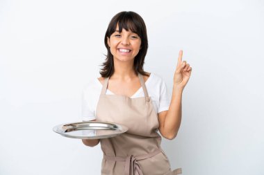 Tepsisi beyaz arka planda olan genç garson harika bir fikre işaret ediyor.