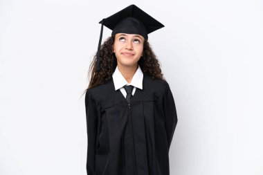 Genç üniversite mezunu Arap bir kadın beyaz arka planda izole edilmiş ve araştırıyor