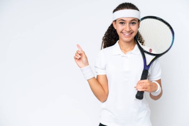 Genç tenisçi kadın beyaz arka planda izole edilmiş, parmak kenarı işaret ediyor.