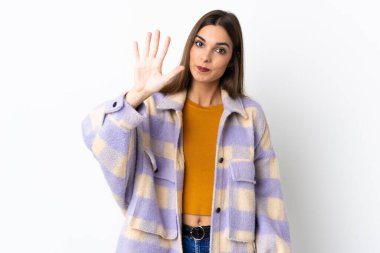 Mor arka planda izole edilmiş beyaz kadın parmaklarıyla beşi sayıyor.