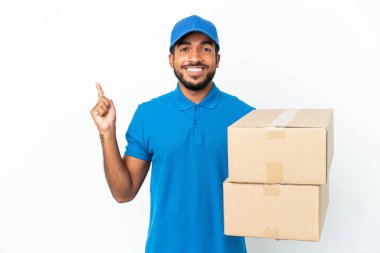 Ekvador 'lu adam beyaz arka planda izole edilmiş ve en iyinin işareti olarak parmağını kaldırıyor.