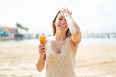 Açık havada kornet dondurmalı genç sarışın kadın bir şey fark etti ve çözümü arıyor.