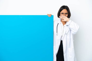 Beyaz arka planda izole edilmiş büyük bir afişi olan genç melez doktor kadın sessizlik işareti gösteriyor.
