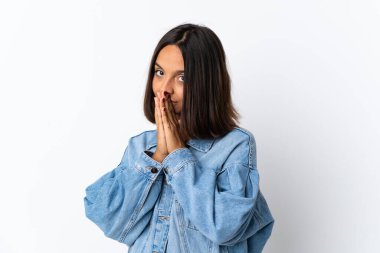 Beyaz arka planda izole edilmiş genç Latin kadın avuç içlerini bir arada tutuyor. İnsan bir şey ister.