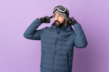 İzole edilmiş mor arka planda snowboard gözlüklü kayakçı şüpheleri ve düşünceleri var.