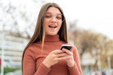 Dışarıdaki genç kız şaşırdı ve bir mesaj yolladı.