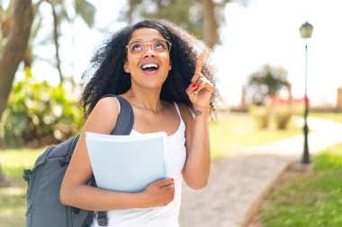 Genç bayan öğrenci harika bir fikri işaret ediyor.