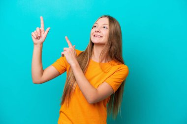 Mavi arka planda izole edilmiş genç Rus kadın işaret parmağıyla işaret etmek harika bir fikir.