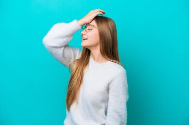 Mavi arka planda izole edilmiş genç Rus kadın bir şey fark etti ve çözüme niyetlendi.