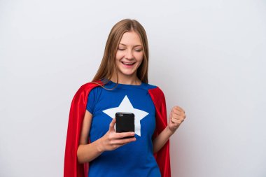 Süper kahraman Rus kadın, beyaz arka planda izole edilmiş ve telefon zafer pozisyonunda.