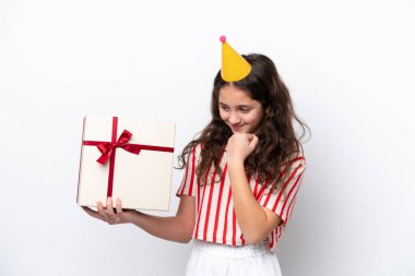 Beyaz arka planda izole edilmiş doğum günü pastası tutan beyaz bir kadın gülüyor ve eğleniyor..