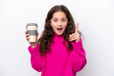 Beyaz arka planda izole edilmiş kahve taşıyan beyaz bir kız harika bir fikre işaret ediyor.
