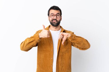 Beyaz arka planda kadife ceket giyen beyaz saçlı, sakallı yakışıklı bir adam iyiye-kötüye işaret yapıyor. Evet ya da hayır arasında kararsız