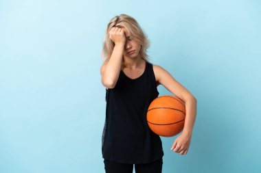 Basketbol oynayan genç Rus kadın mavi arka planda izole edilmiş baş ağrısıyla
