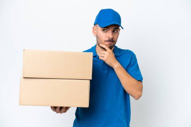 Beyaz arka planda izole edilmiş beyaz bir adamın şüpheleri ve düşünceleri var.