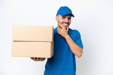 Beyaz arka planda izole edilmiş beyaz bir adam. Mutlu ve gülümsüyor.