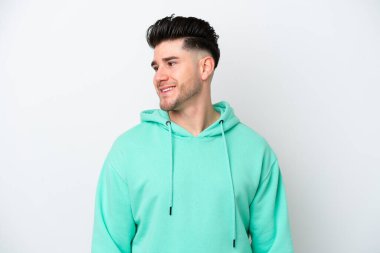 Beyaz arka planda izole edilmiş genç beyaz bir adam.