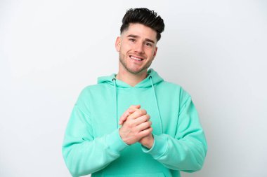 Beyaz arka planda izole edilmiş genç beyaz adam gülüyor.