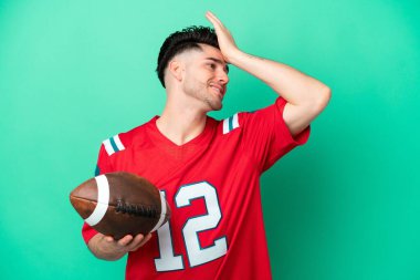 Yeşil arka planda ragbi oynayan genç beyaz adam bir şeyin farkına vardı ve çözüme niyetlendi.