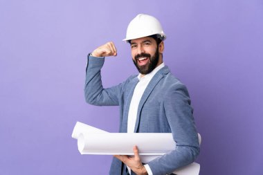 Miğferli genç bir mimar, elinde yalıtılmış mor arka plan planları var.