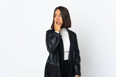 Beyaz arka planda izole edilmiş genç Latin kadın. Gergin ve korkmuş.