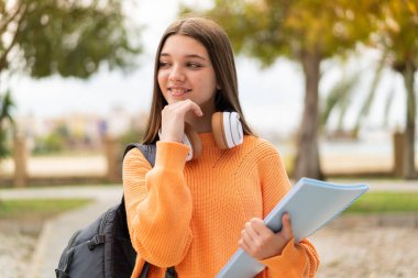 Tecrit edilmiş bir geçmişi olan genç bir kız bir fikir ve bir bakış açısı düşünüyor.