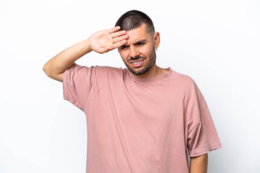 Beyaz arka planda izole edilmiş, yorgun ve hasta bir yüzü olan genç beyaz bir adam.