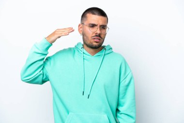 Beyaz arka planda izole edilmiş, yorgun ve hasta bir yüzü olan genç beyaz bir adam.