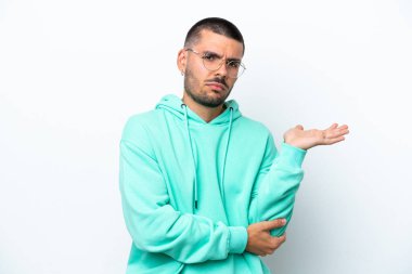 Beyaz arka planda soyutlanmış genç beyaz bir adamın şüpheleri var.