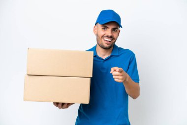 Beyaz arka planda izole edilmiş beyaz adam şaşırmış ve ön tarafı işaret ediyor.