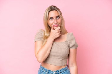 Pembe arka planda soyutlanmış beyaz bir kadın.