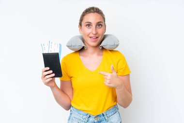 Şişme Şişme Yastıklı Kadın. Şaşırtıcı yüz ifadesi olan.