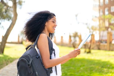 Mutlu yüzlü genç bayan öğrenci.