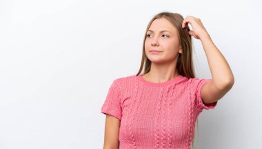 Beyaz arka planda izole edilmiş genç bir Rus kadın. Kafasını kaşırken şüpheleri vardı.