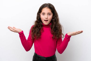 Küçük kız beyaz arka planda izole edilmiş, şok olmuş yüz ifadesi var.