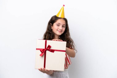 Beyaz arka planda hediye kutusu olan küçük bir kız. doğum günü partisi.