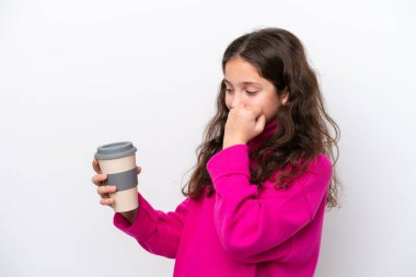 Beyaz arka planda izole edilmiş kahvesini elinde tutan beyaz bir kız zaferi kutluyor.