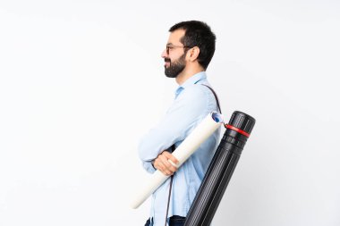 Sakallı genç bir mimar, yalıtılmış beyaz bir arka planı var.