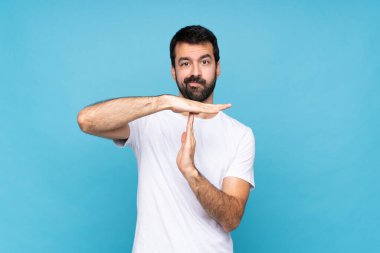 Sakallı genç bir adam, izole edilmiş mavi bir geçmişi var.