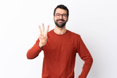 Sakallı, beyaz bir geçmişi olan beyaz, yakışıklı bir adam mutlu ve parmakları olan üç kişi sayıyor.