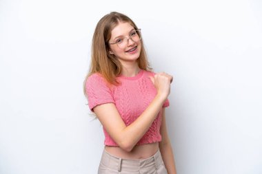 Genç Rus kızı beyaz arka planda kendini beğenmiş ve gururlu.